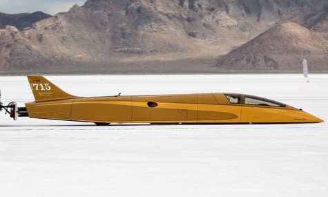 У США встановили новий рекорд швидкості для наземного авто, а за кермом — 71-річний дід!