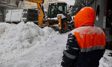 Негода в Україні: 80 населених пунктів знеструмлено, а у двох областях діють обмеження на рух вантажівок