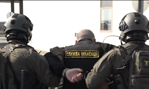 П'ятьох із семи затриманих працівників «Ощадбанку» нібито везуть на депортацію. МЗС не може цього підтвердити