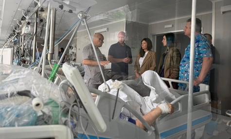 Хлопчика, який зазнав поранення внаслідок теракту в Києві, перевели з реанімації. Його показали мамі через відеозв’язок