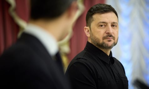 Зеленському на інтерв'ю ввімкнули саундтрек серіалу «Слуга народу», щоб запитати, чи лишився він «тою самою людиною з портфелем»