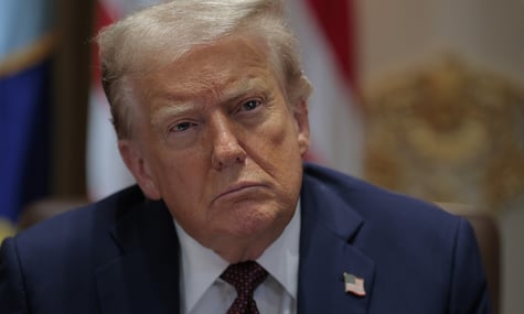 Трамп поставил под сомнение встречу Зеленского и путина: Возможно, им придется еще немного повоевать
