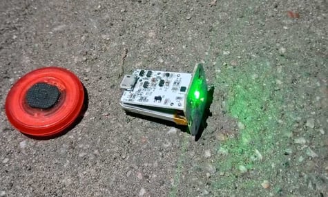 «Радіомаячок», який знайшли біля входу в громадську приймальню Координаційного штабу з питань поводження з військовополоненими