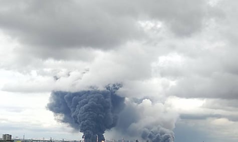 Пожежу на Московському НПЗ «в основному» загасили, але не зовсім — міський голова Собянін