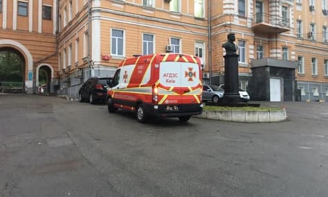 В Александровской больнице Киева, где лечат больных COVID-19, произошел пожар: главный врач заявляет о поджоге