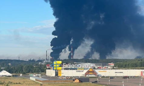 У російському Ярославлі горить НПЗ. Влада заявила про «наймасовішу атаку» на область