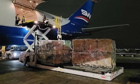 США отправили Украине 150 тонн медикаментов, оборудование и автомобиль скорой медицинской помощи