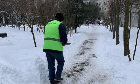 «Люди, ви чисто обнагліли?». В Івано-Франківську побили комунальника, який ішов на роботу