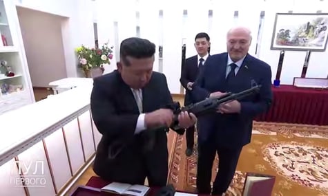 Глава Північної Кореї Кім Чени Ин тримає у руках автомат, подарований самопроголошеним президентом Білорусі Кім Чен Ином Глава Північної Кореї Кім Чени Ин тримає у руках автомат, подарований самопроголошеним президентом Білорусі Кім Чен Ином