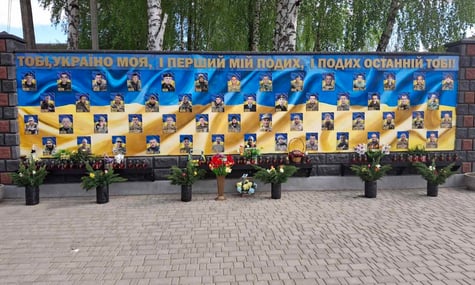 На Рівненщині хлопець украв квіти зі стели загиблих військових, щоб помиритися зі своєю дівчиною