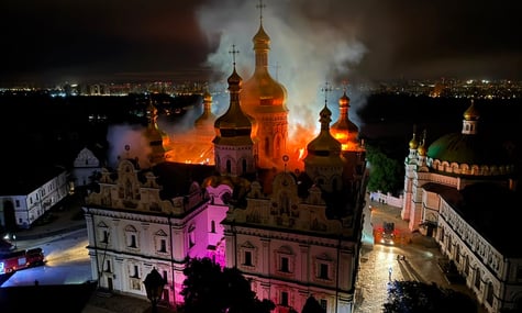 Будівля Успенського собору горить після масованої російської атаки по Києву, 15 червня 2026 року