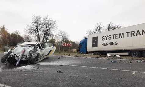 Зіткнення патрульних з вантажівкою на Львівщині: помер другий поліцейський