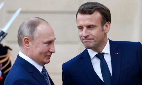 Президент Франції Еммануель Макрон вітає главу росії володимира путіна у Єлисейському палаці, Париж, 9 грудня 2019 року