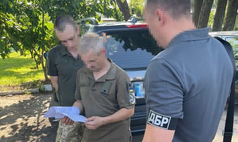 Видурили в АЗС 50 тонн пального «для війська»: ДБР затримало підозрюваних у шахрайстві