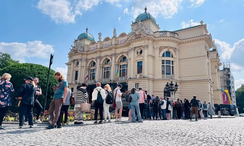 Польський тіктокер зірвав український прапор із будівлі театру. Він надихався депутатом, який робив подібне