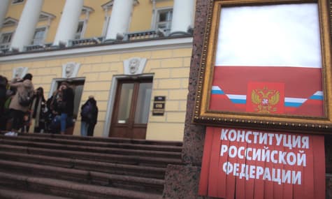 У Петербурзі на акції Конституцію РФ розрізали як картину Бенксі