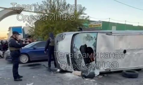 На ринку в Одесі люди потрощили й перевернули мікроавтобус ТЦК, серед військових є постраждалі
