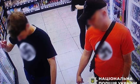 Чоловіком, який у Києві показував синьо-жовтий прапор зі свастикою, виявився іноземець