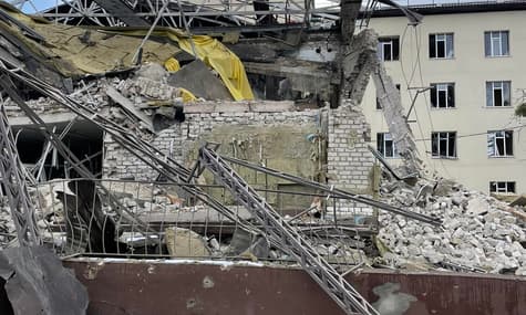В Ізюмі обстріляли лікарню. Хворим довелося самостійно вибиратися з-під завалів
