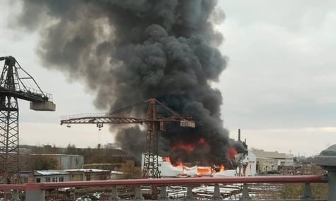 У Новосибірську спалахнула масштабна пожежа на складах (ВІДЕО)