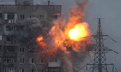 Из Мариуполя уехали последние журналисты, которые фиксировали преступления рф. Они рассказали об охоте на них