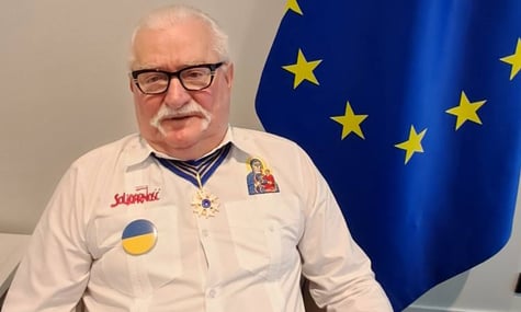 Експрезидент Польщі Лех Валенса зняв значок з українським прапором через «образу» на Зеленського, який надав центру ССО найменування «імені Героїв УПА»