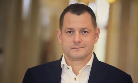 Еще один народный депутат складывает свой мандат