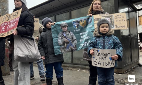 «Их руки до сих пор связаны»: в Киеве состоялась акция напоминания о военнопленных (ФОТО)