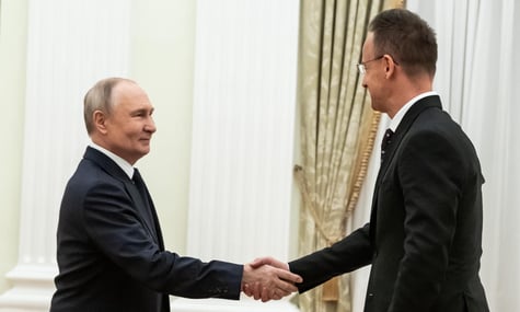 Сіярто привезе з Москви двох угорських громадян, які воювали за Україну й потрапили в полон до рф