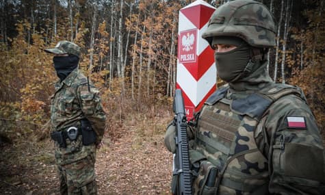 Мигранты разбили масштабный лагерь на белорусско-польской границе. В Литве вводят чрезвычайное положение
