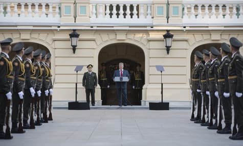 З нагоди Дня захисника України Порошенко відзначив нагородами військовослужбовців