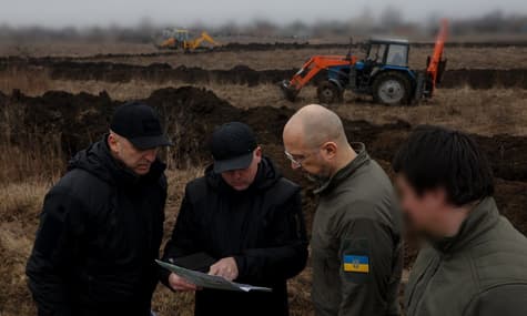 Шмигаль провів засідання уряду з Донеччини: їздив перевіряти будівництво фортифікацій