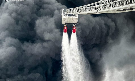 На Львівщині — перевищення рівня оксиду вуглецю після російської атаки, людей закликають залишатися вдома