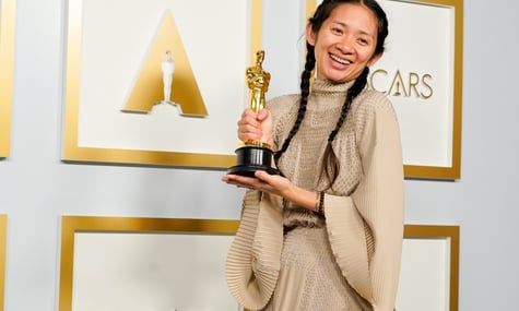 Оскароносна режисерка Хлоя Чжао долучилася до збору коштів для зооволонтерів у Харкові