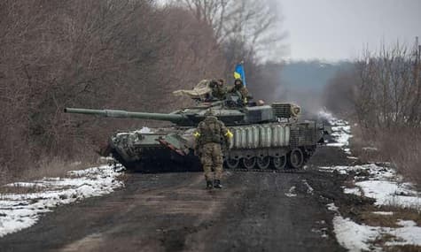 У росії готують бомбосховища, а в Мелітополі окупанти захопили музей зі скіфським золотом: головне за ніч 28 квітня