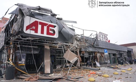 Запоріжжя опинилося під низкою російських атак. Від удару по місцевому «АТБ» є поранені, зокрема, працівник ДСНС