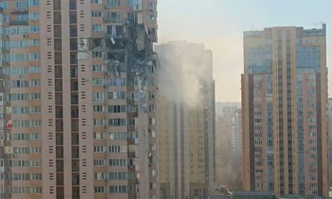 У Києві ракета влучила у багатоповерхівку, на місце виїхали рятувальні служби