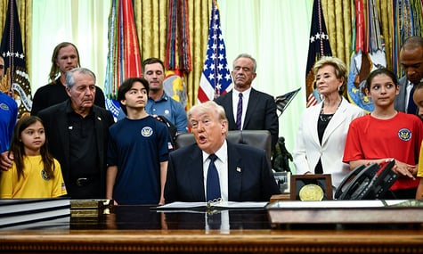 Президент США Дональд Трамп на зустрічі в Овальному кабінеті, 5 травня