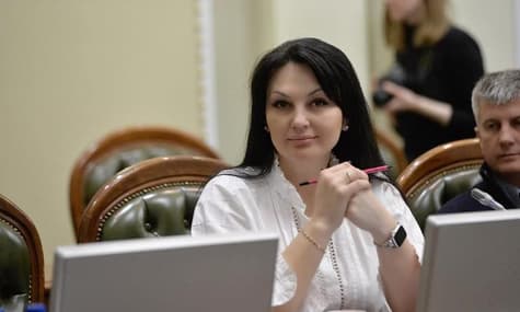 Народному депутату и ее помощнице сообщили о подозрении в торговле разрешением на пересечение границы