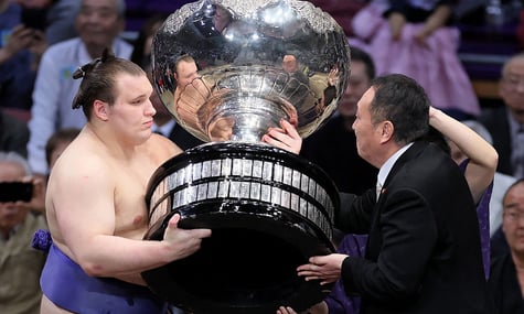 Українського сумоїста Явгусишина не нагородила нова прем'єр-міністерка Японії. А все тому, що вона жінка — WP