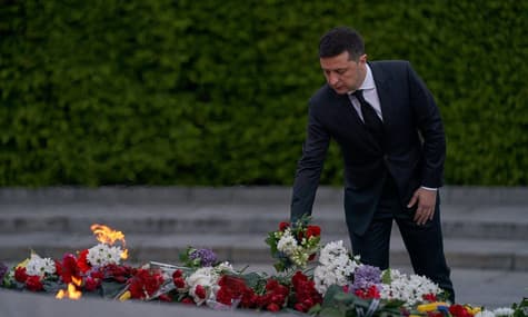 Президент уже встиг покласти квіти та вшанувати жертв Другої світової у Києві й на Закарпатті