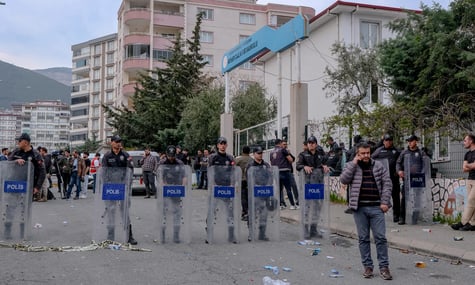 Правоохоронці біля будівлі школи у провінції Кахраманмараш, де сталася стрілянина, 15 квітня 2026 року
