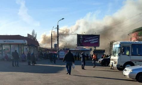 У Кривому Розі горіли торгівельні павільйони: гасили понад 3 години