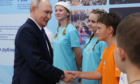У регіонах росії, куди приїжджає путін, раптово падають ціни на бензин — медіа