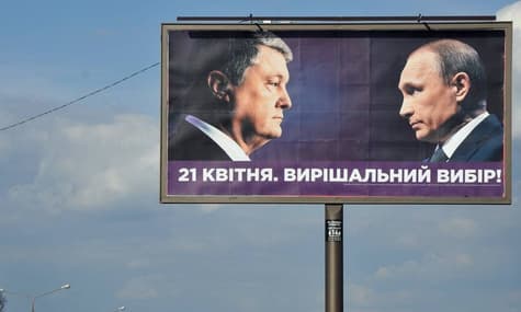 «Він хоче зіграти на емоції страху» — політолог про плакати Порошенка з Путіним