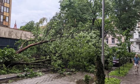 Львовом удруге за тиждень пройшлася негода. Пошкоджені будівлі, люди не постраждали, а от поїзди затримуються