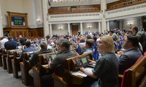 Крісла в Раді продовжують звільнятися. Чи варто суспільству бити на сполох
