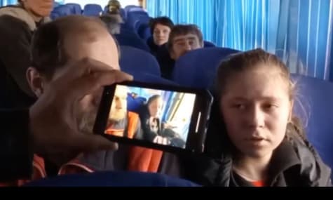 Окупанти під прикриттям журналістів допитують маріупольців просто в автобусах з «Азовсталі» — радник мера Маріуполя