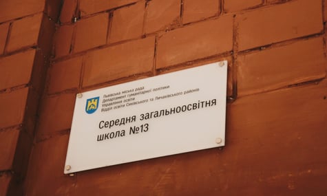 На подвір'ї школи у Львові сталася стрілянина: батьки дітей, що мали конфлікт, не змогли владнати питання в директора