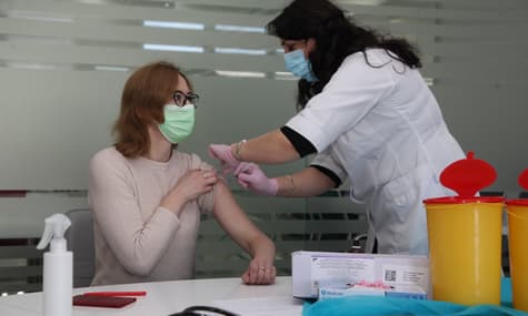 В Тернополе частная компания похвасталась прививкой работников против COVID-19. Координатор вакцинации об этом не знает